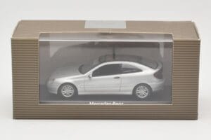 Mercedes C-Class W203 Sport Coupe Prateado Minichamps 1:43 B66961916 Metal - imagem 4 de 4