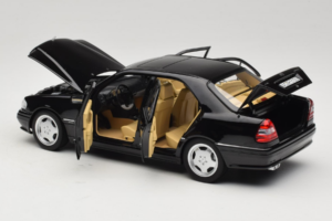 Mercedes C36 AMG W202 Obsidian Black Metallic Norev 1:18 183381 Metal - imagem 5 de 8