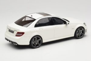 Mercedes C63 AMG W204 Diamond White GT Spirit 1:18 GT928 Resina - imagem 2 de 6