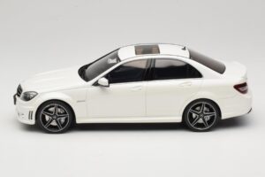 Mercedes C63 AMG W204 Diamond White GT Spirit 1:18 GT928 Resina - imagem 3 de 6