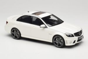 Mercedes C63 AMG W204 Diamond White GT Spirit 1:18 GT928 Resina - imagem 4 de 6