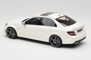 Mercedes C63 AMG W204 Diamond White GT Spirit 1:18 GT928 Resina - imagem 5 de 6
