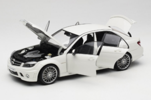 Mercedes AMG C63 W204 Branco AUTOart 1:18 72674-R1 Metal - imagem 2 de 8