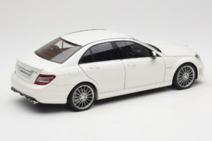 Mercedes AMG C63 W204 Branco AUTOart 1:18 72674-R1 Metal - imagem 3 de 8