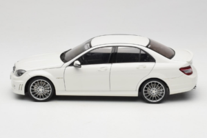 Mercedes AMG C63 W204 Branco AUTOart 1:18 72674-R1 Metal - imagem 4 de 8