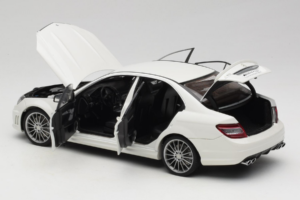 Mercedes AMG C63 W204 Branco AUTOart 1:18 72674-R1 Metal - imagem 5 de 8