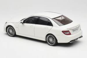 Mercedes AMG C63 W204 Branco AUTOart 1:18 72674-R1 Metal - imagem 7 de 8