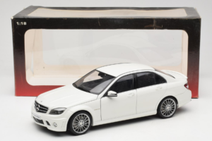 Mercedes AMG C63 W204 Branco AUTOart 1:18 72674-R1 Metal - imagem 8 de 8