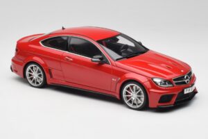 Mercedes AMG C63 W204 Vermelho 2nd Choice GT Spirit 1:18 GT065-D1 Resina - imagem 4 de 6