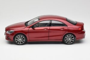 Mercedes CLA C117 Designo Patagonia Vermelho Metálico Norev 1:18 B66960131 Metal - imagem 4 de 8