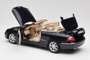 Mercedes CLK 500 W209 Cabriolet Azul Escuro Metálico Kyosho 1:18 B66962174 Metal - imagem 6 de 9