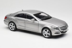 Mercedes CLS C218 Designo Alubeam Titanium Norev 1:18 B66961298 Metal - imagem 6 de 8
