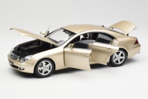 Mercedes CLS C219 Bege Claro Dourado Kyosho 1:18 08401LBE Metal - imagem 2 de 8