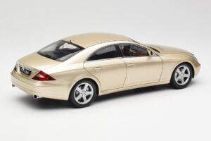 Mercedes CLS C219 Bege Claro Dourado Kyosho 1:18 08401LBE Metal - imagem 3 de 8