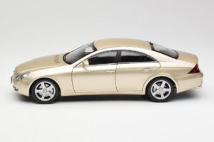 Mercedes CLS C219 Bege Claro Dourado Kyosho 1:18 08401LBE Metal - imagem 4 de 8
