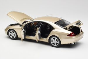 Mercedes CLS C219 Bege Claro Dourado Kyosho 1:18 08401LBE Metal - imagem 5 de 8