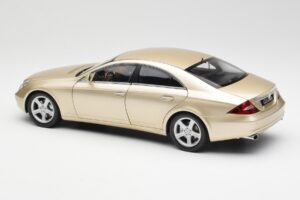 Mercedes CLS C219 Bege Claro Dourado Kyosho 1:18 08401LBE Metal - imagem 7 de 8