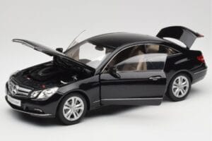 Mercedes E-Class Coupe C207 Obsidian Black Metallic Norev 1:18 B66962418 Metal - imagem 2 de 8