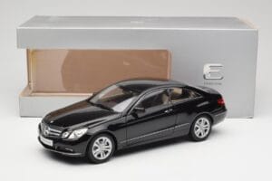 Mercedes E-Class Coupe C207 Obsidian Black Metallic Norev 1:18 B66962418 Metal - imagem 8 de 8