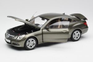 Mercedes E-Class Coupe C207 Titanite Cinzento Metálico Minichamps 1:18 B66962419 Metal - imagem 2 de 8