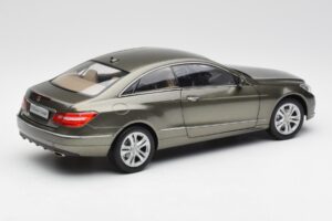 Mercedes E-Class Coupe C207 Titanite Cinzento Metálico Minichamps 1:18 B66962419 Metal - imagem 3 de 8