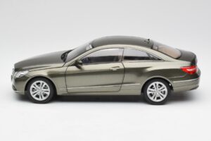 Mercedes E-Class Coupe C207 Titanite Cinzento Metálico Minichamps 1:18 B66962419 Metal - imagem 4 de 8