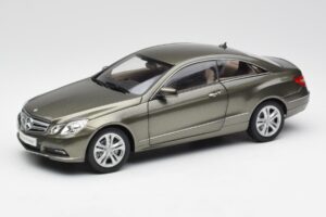 Mercedes E-Class Coupe C207 Titanite Cinzento Metálico Minichamps 1:18 B66962419 Metal