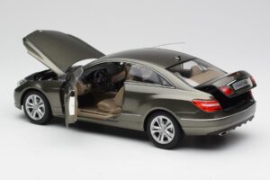 Mercedes E-Class Coupe C207 Titanite Cinzento Metálico Minichamps 1:18 B66962419 Metal - imagem 5 de 8