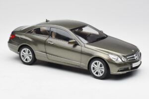 Mercedes E-Class Coupe C207 Titanite Cinzento Metálico Minichamps 1:18 B66962419 Metal - imagem 6 de 8