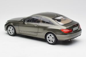 Mercedes E-Class Coupe C207 Titanite Cinzento Metálico Minichamps 1:18 B66962419 Metal - imagem 7 de 8