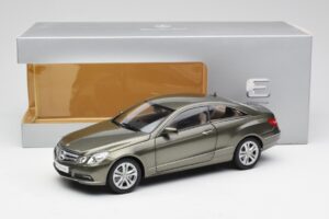 Mercedes E-Class Coupe C207 Titanite Cinzento Metálico Minichamps 1:18 B66962419 Metal - imagem 8 de 8
