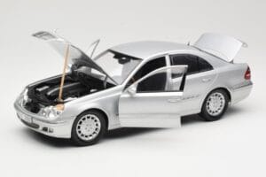 Mercedes E-Class W211 Prata Kyosho 1:18 B66962146 Metal - imagem 2 de 8