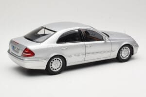 Mercedes E-Class W211 Prata Kyosho 1:18 B66962146 Metal - imagem 3 de 8