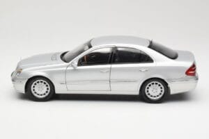 Mercedes E-Class W211 Prata Kyosho 1:18 B66962146 Metal - imagem 4 de 8