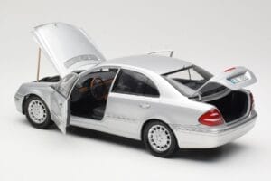 Mercedes E-Class W211 Prata Kyosho 1:18 B66962146 Metal - imagem 5 de 8