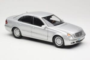 Mercedes E-Class W211 Prata Kyosho 1:18 B66962146 Metal - imagem 6 de 8