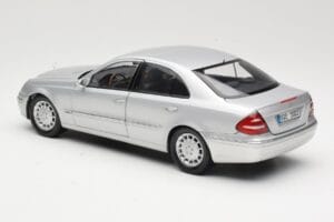 Mercedes E-Class W211 Prata Kyosho 1:18 B66962146 Metal - imagem 7 de 8
