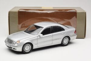 Mercedes E-Class W211 Prata Kyosho 1:18 B66962146 Metal - imagem 8 de 8