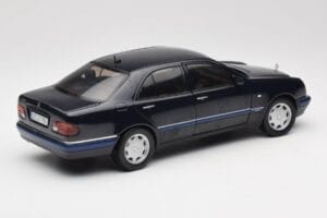 Mercedes E-Class W210 E320 Preto Sun Star 1:18 1151 Metal - imagem 3 de 8