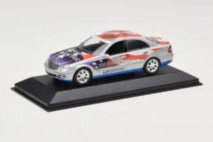 Mercedes E-Class W211 #11 Bluetec Paris-Beijing 2006 Minichamps 1:43 B66962267-R Metal - imagem 2 de 4