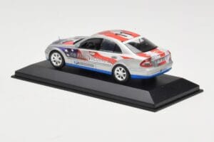 Mercedes E-Class W211 #11 Bluetec Paris-Beijing 2006 Minichamps 1:43 B66962267-R Metal - imagem 3 de 4