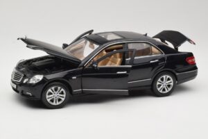Mercedes E-Class W211 Preto Maisto 1:18 31172 Metal - imagem 2 de 8