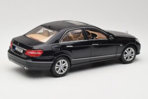 Mercedes E-Class W211 Preto Maisto 1:18 31172 Metal - imagem 3 de 8