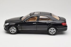 Mercedes E-Class W211 Preto Maisto 1:18 31172 Metal - imagem 4 de 8
