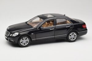 Mercedes E-Class W211 Preto Maisto 1:18 31172 Metal