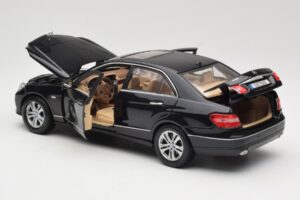 Mercedes E-Class W211 Preto Maisto 1:18 31172 Metal - imagem 5 de 8