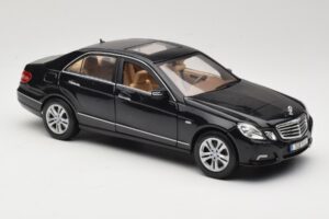 Mercedes E-Class W211 Preto Maisto 1:18 31172 Metal - imagem 6 de 8