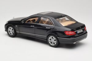 Mercedes E-Class W211 Preto Maisto 1:18 31172 Metal - imagem 7 de 8