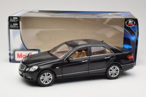 Mercedes E-Class W211 Preto Maisto 1:18 31172 Metal - imagem 8 de 8