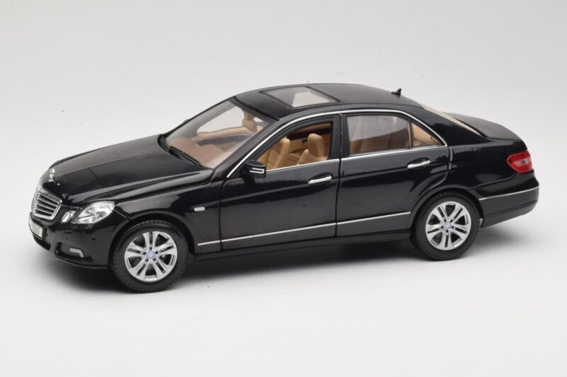 Mercedes E-Class W211 Preto Maisto 1:18 31172 Metal